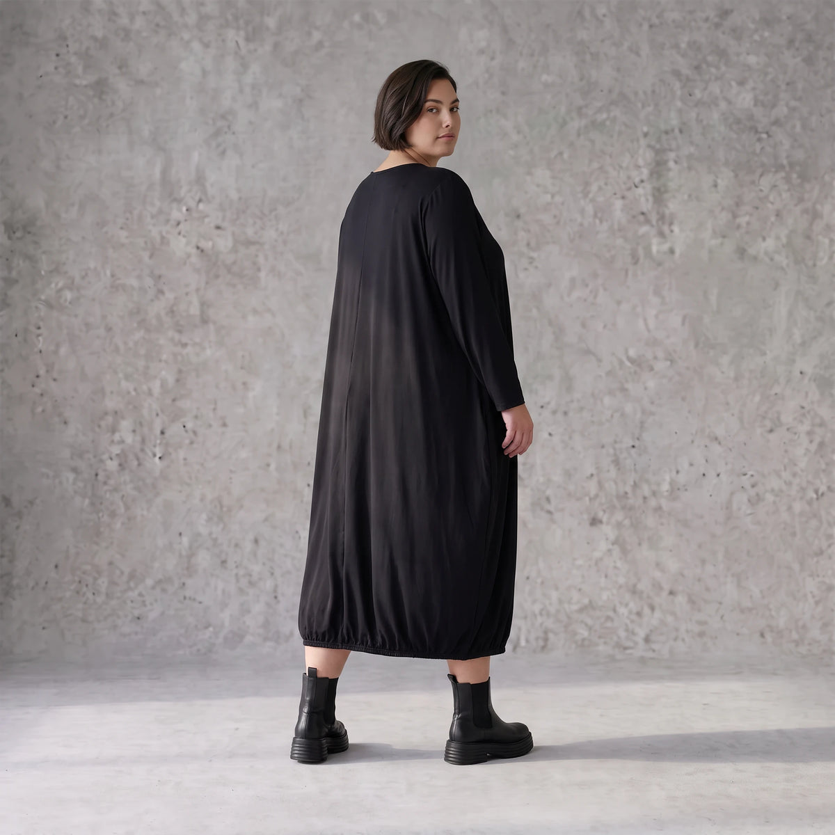 Jerseykleid in Ballonform mit V-Ausschnitt aus Stretchjersey und elastischem Saum