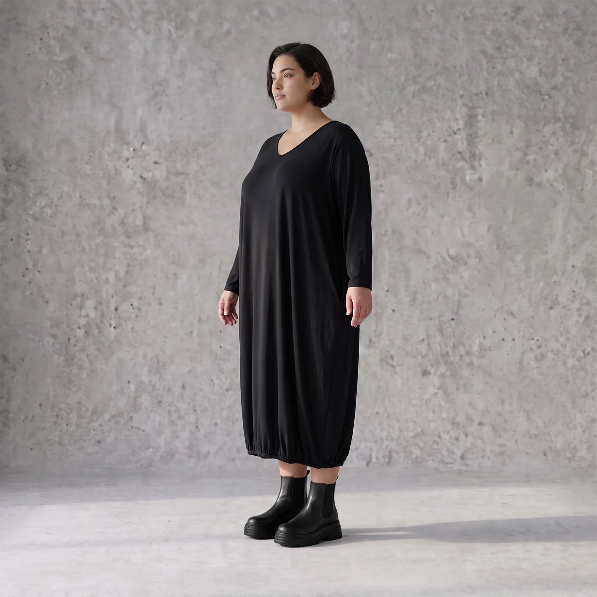 Jerseykleid in Ballonform mit V-Ausschnitt aus Stretchjersey und elastischem Saum