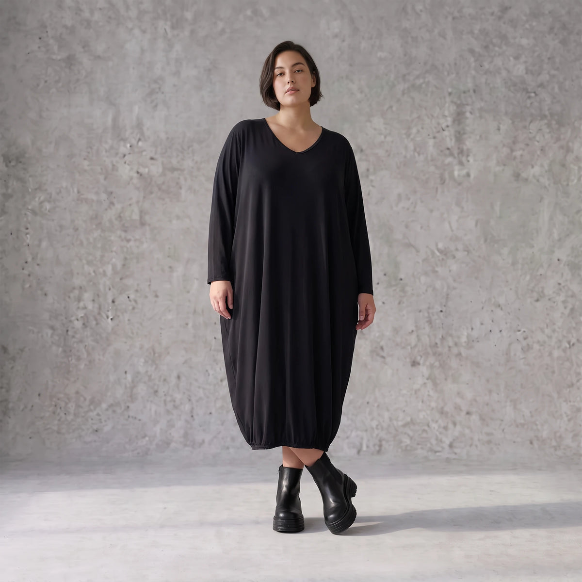 Jerseykleid in Ballonform mit V-Ausschnitt aus Stretchjersey und elastischem Saum