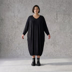 Jerseykleid in Ballonform mit V-Ausschnitt aus Stretchjersey und elastischem Saum