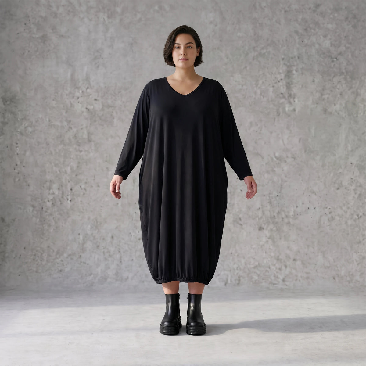 Jerseykleid in Ballonform mit V-Ausschnitt aus Stretchjersey und elastischem Saum