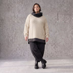 Strickpullover mit Rollkragen aus weicher Baumwolle und Acryl in asymmetrischer Form