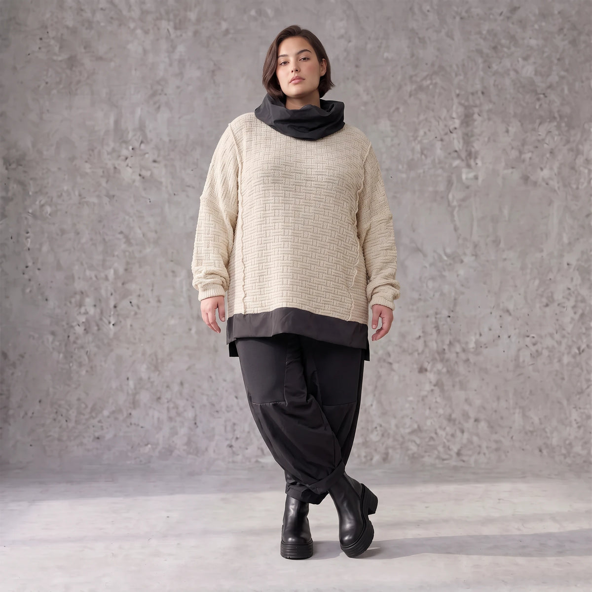 Strickpullover mit Rollkragen aus weicher Baumwolle und Acryl in asymmetrischer Form