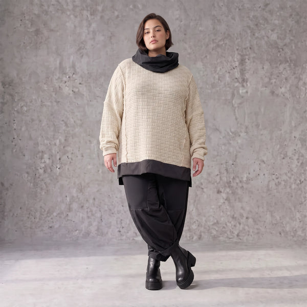 Strickpullover mit Rollkragen aus weicher Baumwolle und Acryl in asymmetrischer Form