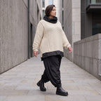 Strickpullover mit Rollkragen aus weicher Baumwolle und Acryl in asymmetrischer Form