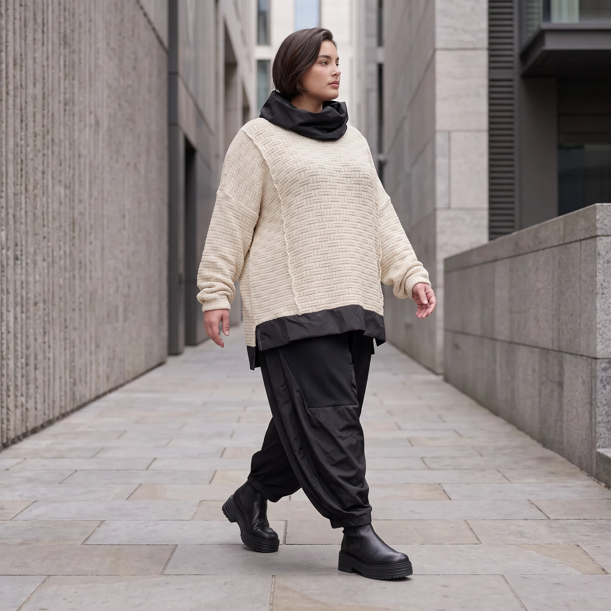 Strickpullover mit Rollkragen aus weicher Baumwolle und Acryl in asymmetrischer Form