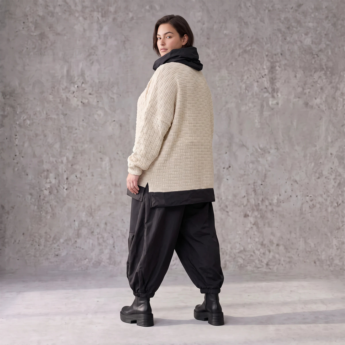 Strickpullover mit Rollkragen aus weicher Baumwolle und Acryl in asymmetrischer Form