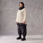 Strickpullover mit Rollkragen aus weicher Baumwolle und Acryl in asymmetrischer Form