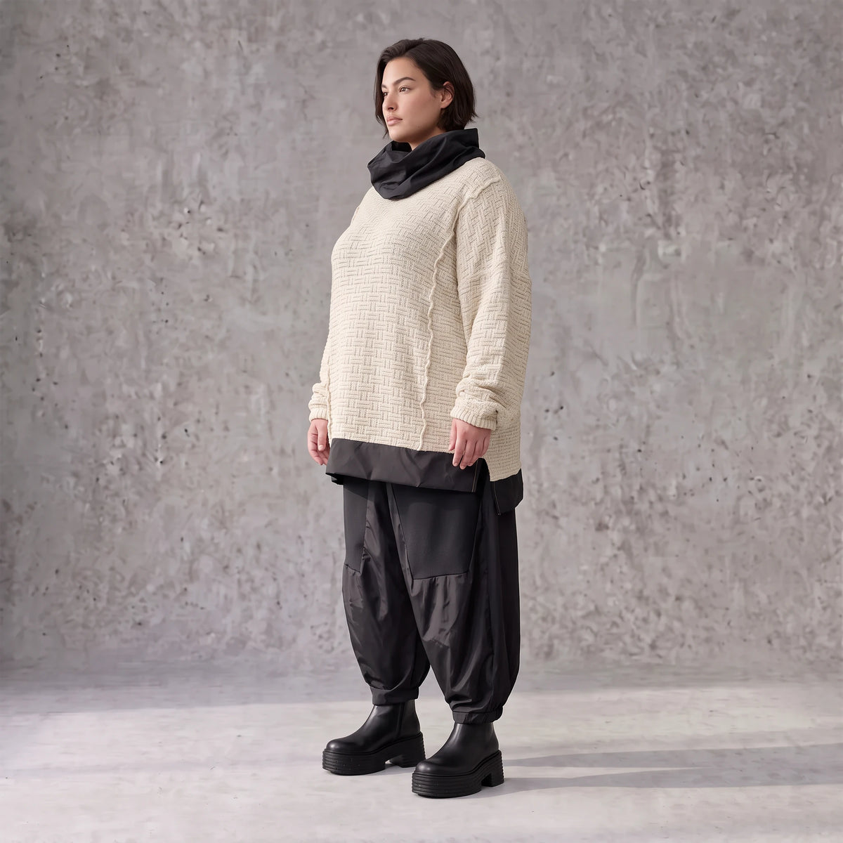 Strickpullover mit Rollkragen aus weicher Baumwolle und Acryl in asymmetrischer Form