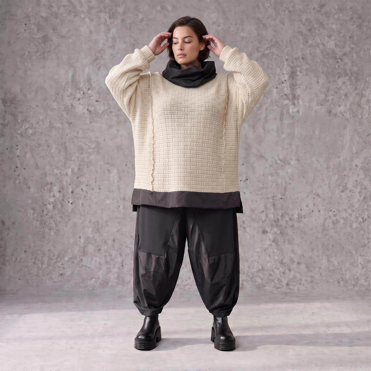 Strickpullover mit Rollkragen aus weicher Baumwolle und Acryl in asymmetrischer Form