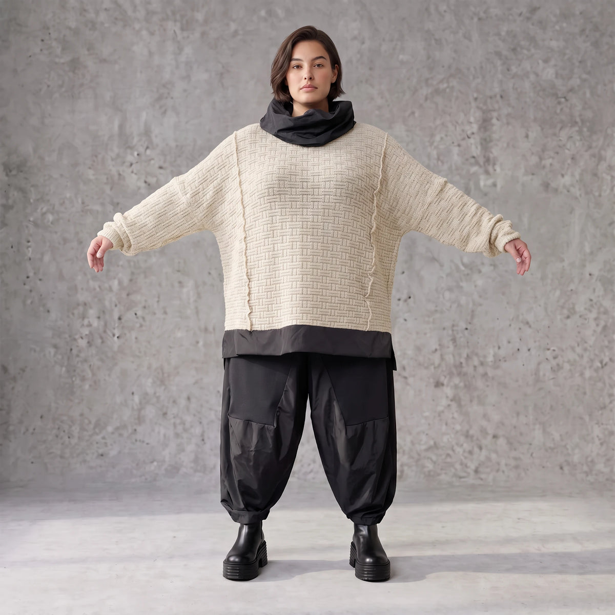 Strickpullover mit Rollkragen aus weicher Baumwolle und Acryl in asymmetrischer Form