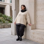Strickpullover mit Rollkragen aus weicher Baumwolle und Acryl in asymmetrischer Form