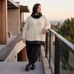 Strickpullover mit Rollkragen aus weicher Baumwolle und Acryl in asymmetrischer Form