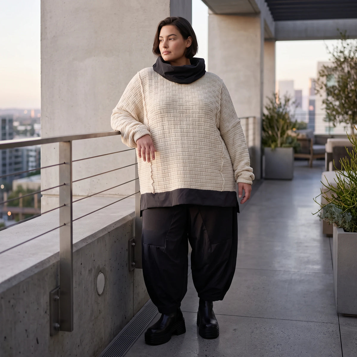 Strickpullover mit Rollkragen aus weicher Baumwolle und Acryl in asymmetrischer Form