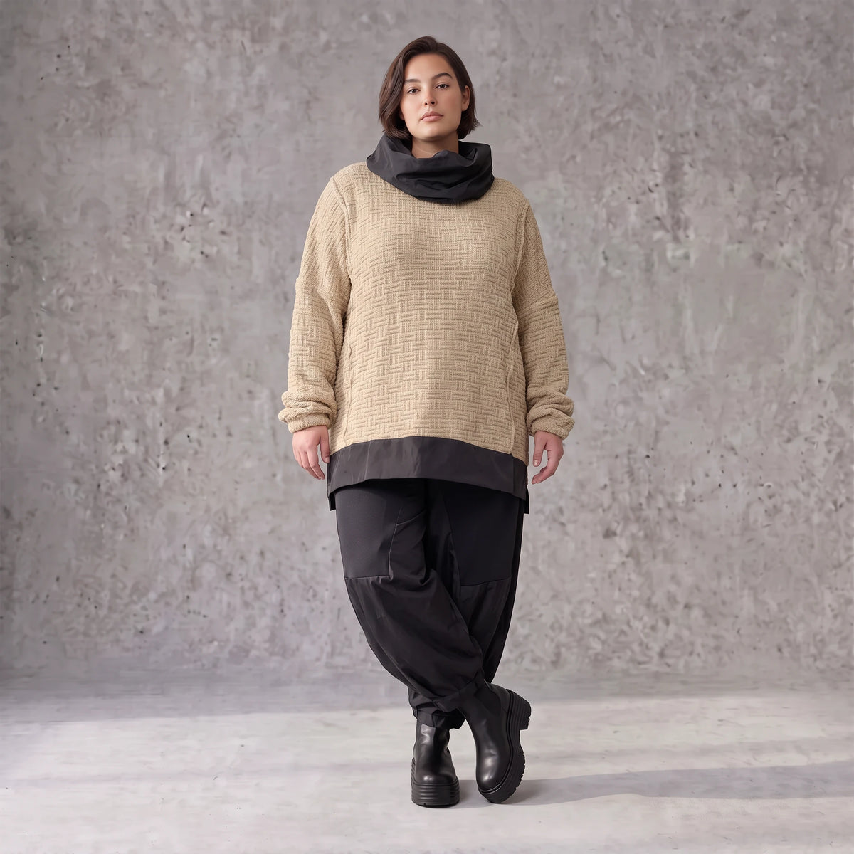 Beiger Strickpullover mit Rollkragen und seitlichen Schlitzen vorne kurz hinten lang