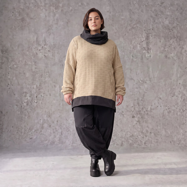 Beiger Strickpullover mit Rollkragen und seitlichen Schlitzen vorne kurz hinten lang