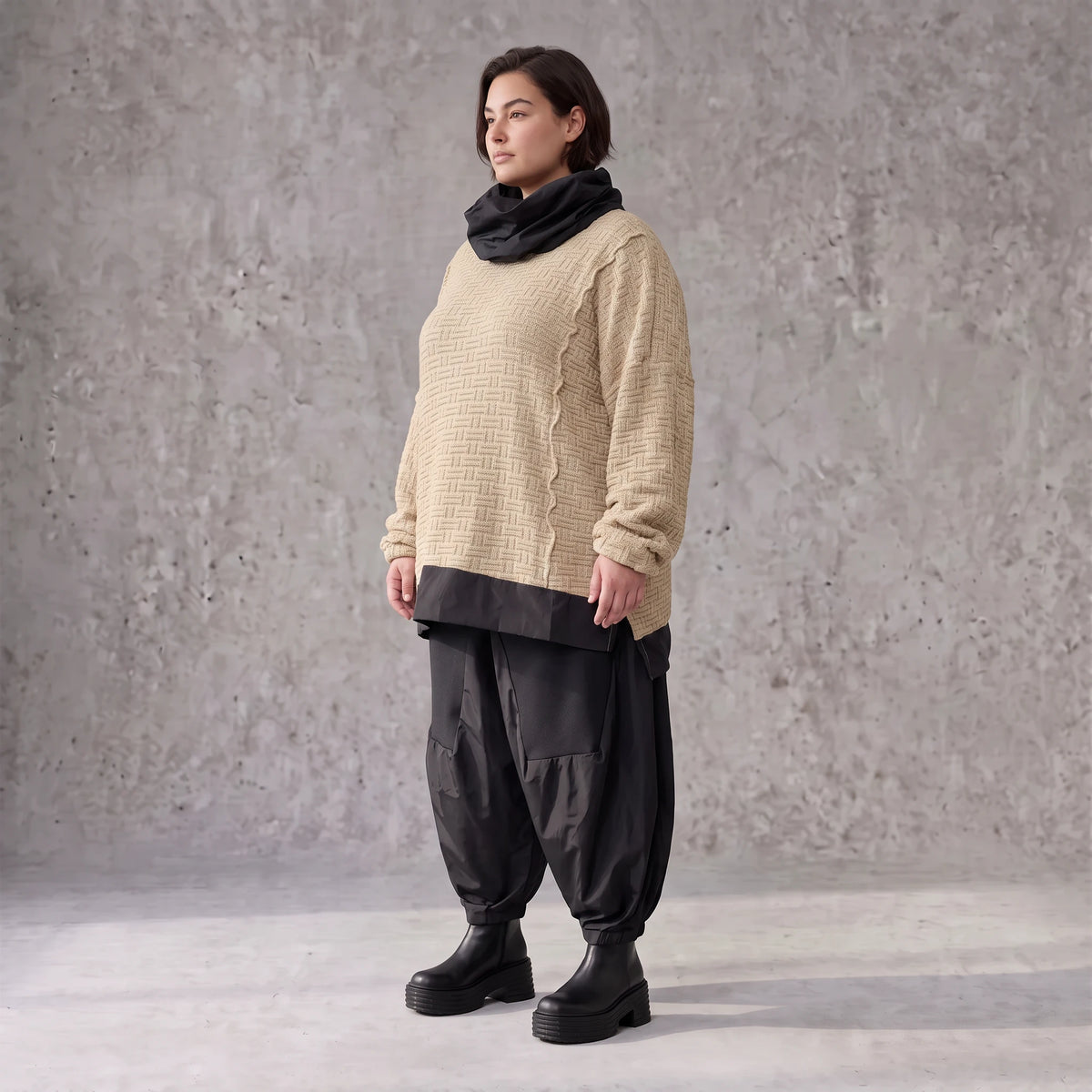 Beiger Strickpullover mit Rollkragen und seitlichen Schlitzen vorne kurz hinten lang