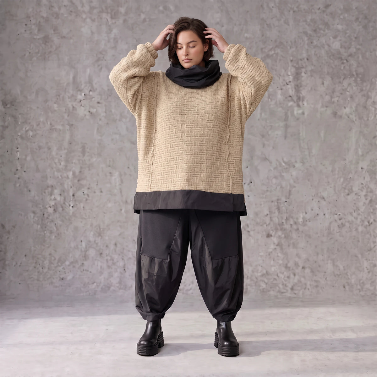 Beiger Strickpullover mit Rollkragen und seitlichen Schlitzen vorne kurz hinten lang