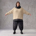 Beiger Strickpullover mit Rollkragen und seitlichen Schlitzen vorne kurz hinten lang