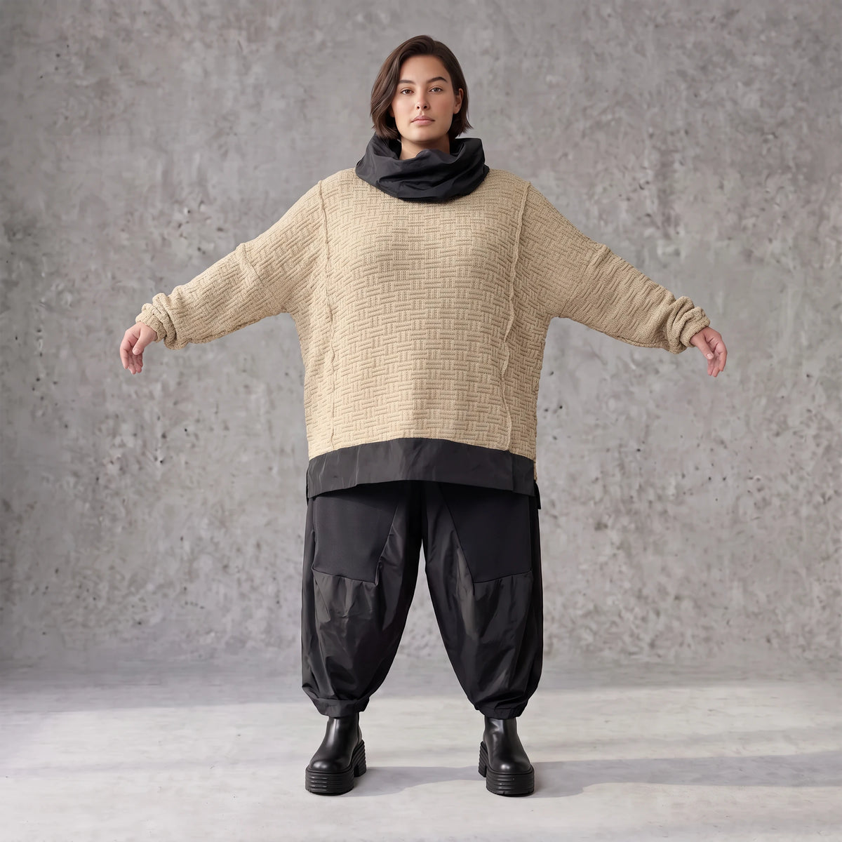 Beiger Strickpullover mit Rollkragen und seitlichen Schlitzen vorne kurz hinten lang
