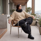 Beiger Strickpullover mit Rollkragen und seitlichen Schlitzen vorne kurz hinten lang