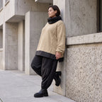 Beiger Strickpullover mit Rollkragen und seitlichen Schlitzen vorne kurz hinten lang