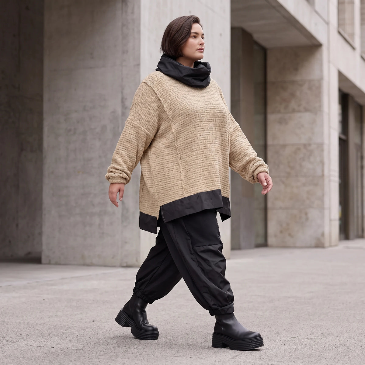 Beiger Strickpullover mit Rollkragen und seitlichen Schlitzen vorne kurz hinten lang