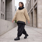 Beiger Strickpullover mit Rollkragen und seitlichen Schlitzen vorne kurz hinten lang