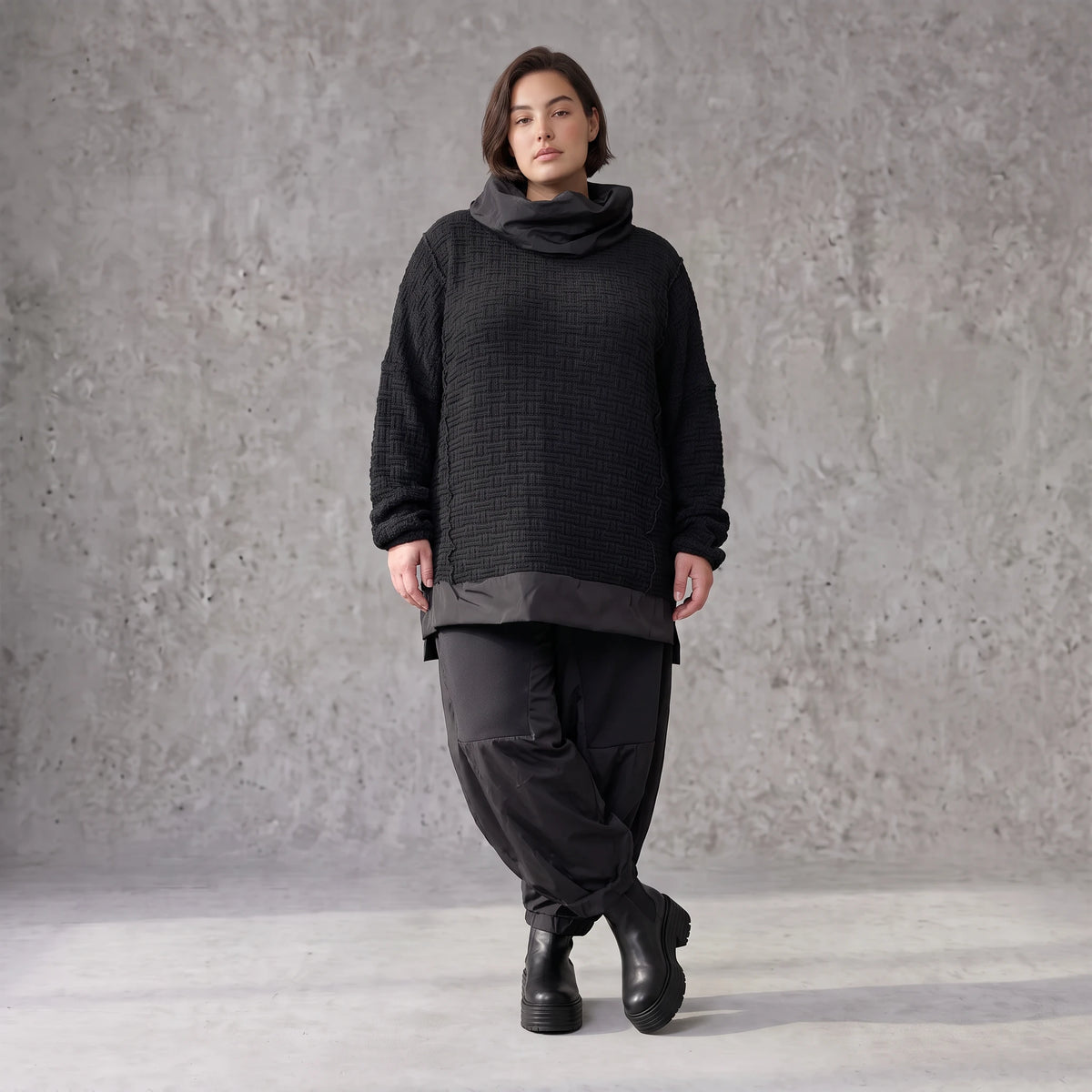 Weicher Strickpullover mit Rollkragen geradem Schnitt und seitlichen Schlitzen warm