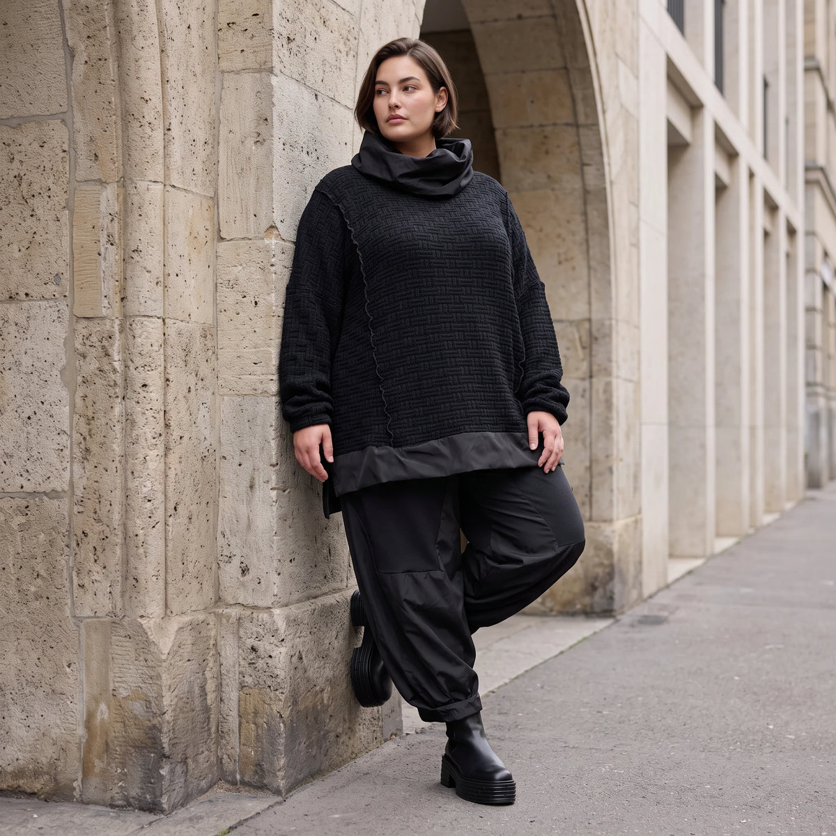 Weicher Strickpullover mit Rollkragen geradem Schnitt und seitlichen Schlitzen warm