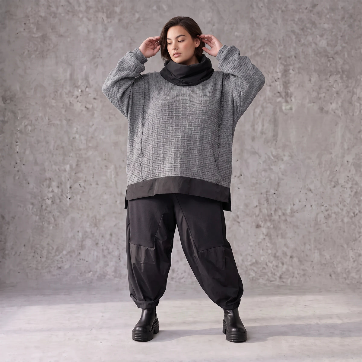 Strickshirt mit Rollkragen und Vokuhilasaum aus weichem Stretchstrick mit Seitenschlitze