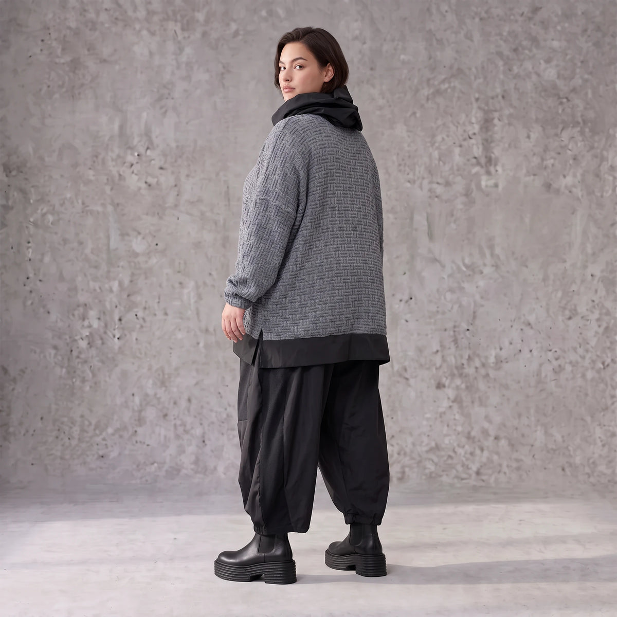 Strickshirt mit Rollkragen und Vokuhilasaum aus weichem Stretchstrick mit Seitenschlitze