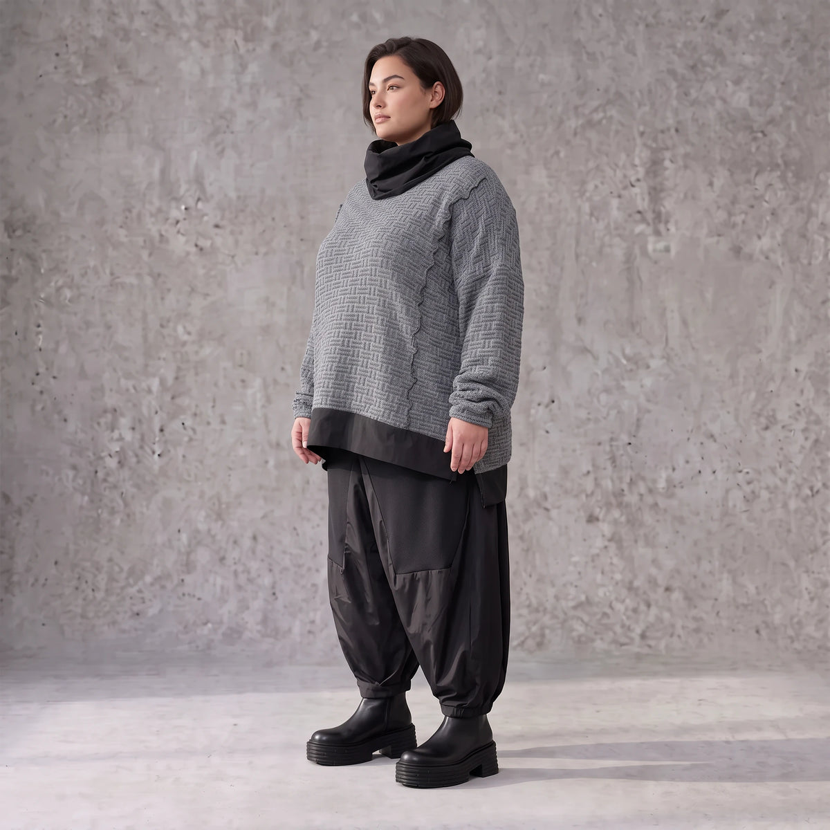 Strickshirt mit Rollkragen und Vokuhilasaum aus weichem Stretchstrick mit Seitenschlitze