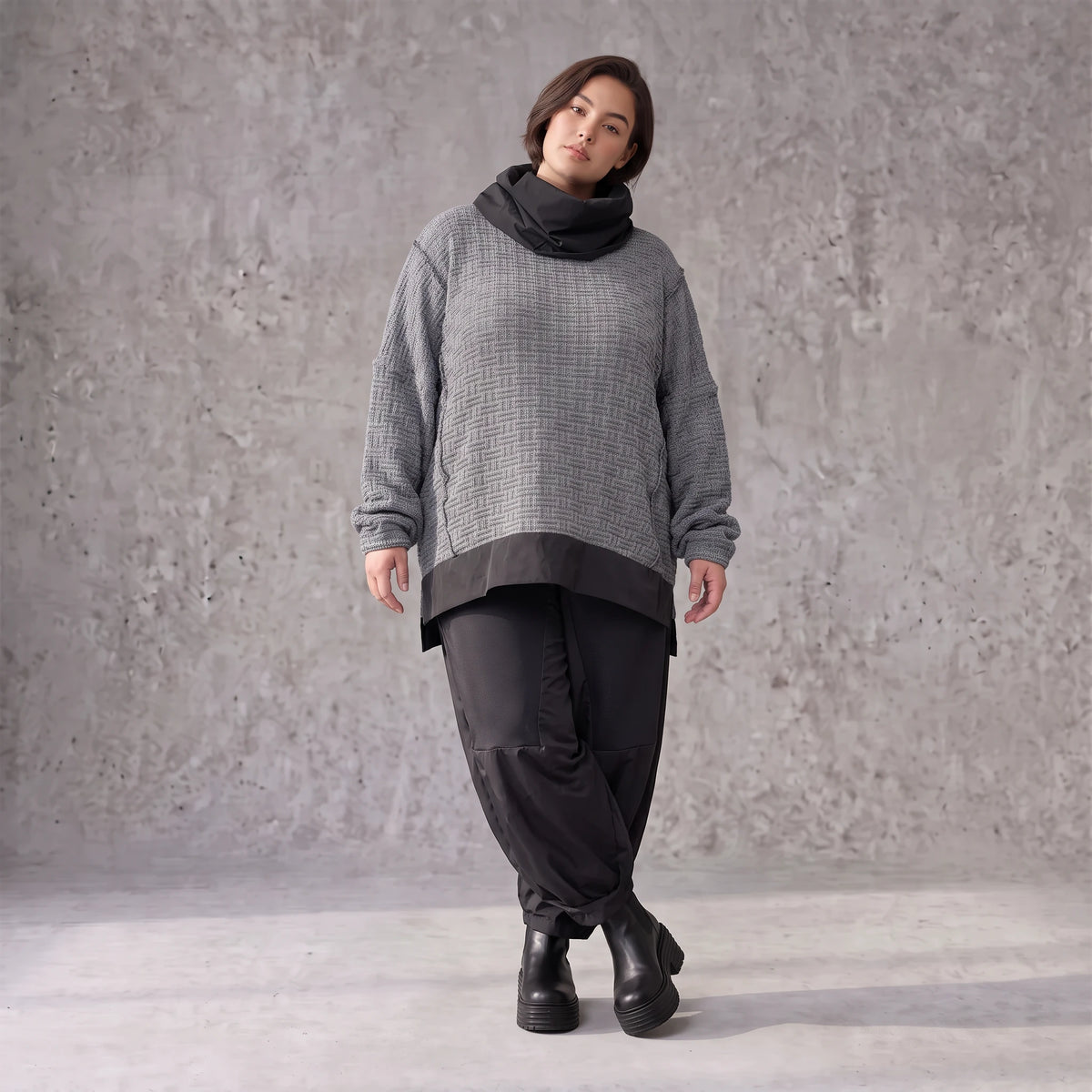 Strickshirt mit Rollkragen und Vokuhilasaum aus weichem Stretchstrick mit Seitenschlitze