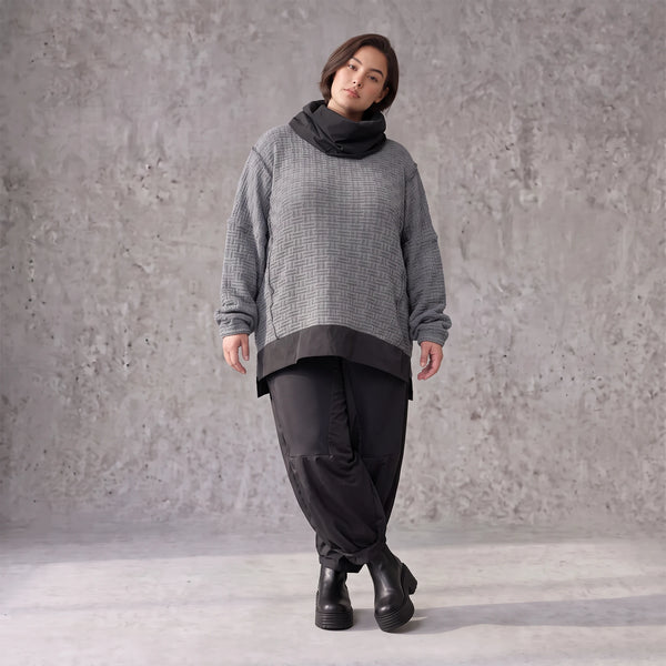 Strickshirt mit Rollkragen und Vokuhilasaum aus weichem Stretchstrick mit Seitenschlitze
