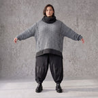 Strickshirt mit Rollkragen und Vokuhilasaum aus weichem Stretchstrick mit Seitenschlitze