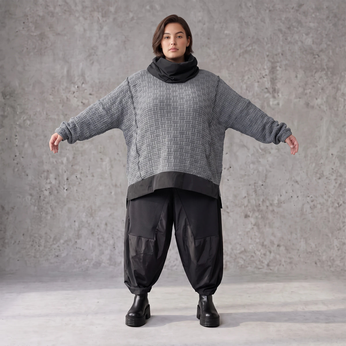 Strickshirt mit Rollkragen und Vokuhilasaum aus weichem Stretchstrick mit Seitenschlitze