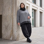 Strickshirt mit Rollkragen und Vokuhilasaum aus weichem Stretchstrick mit Seitenschlitze
