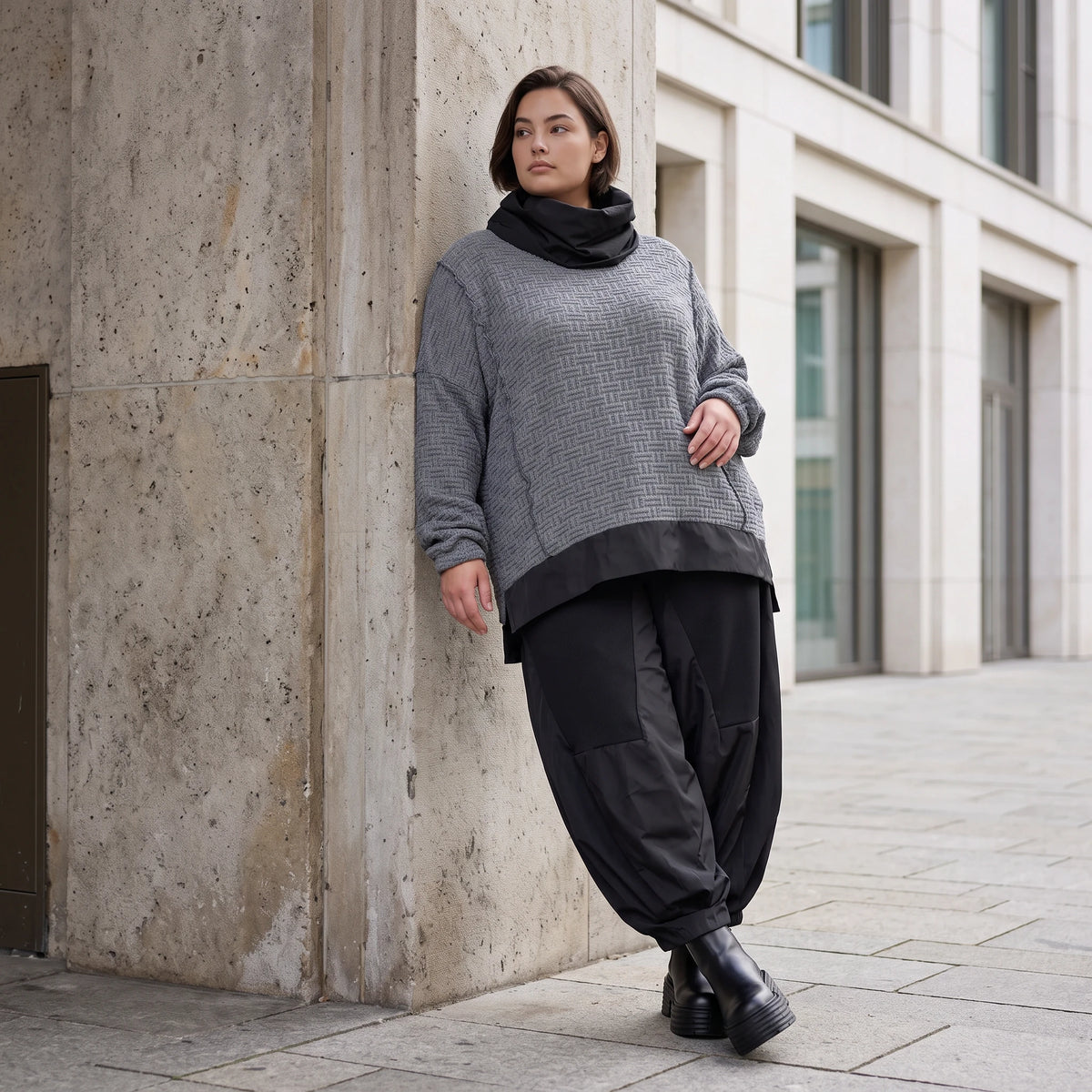 Strickshirt mit Rollkragen und Vokuhilasaum aus weichem Stretchstrick mit Seitenschlitze