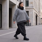 Strickshirt mit Rollkragen und Vokuhilasaum aus weichem Stretchstrick mit Seitenschlitze