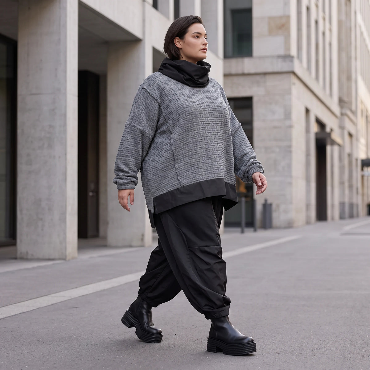 Strickshirt mit Rollkragen und Vokuhilasaum aus weichem Stretchstrick mit Seitenschlitze