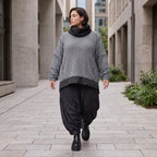 Strickshirt mit Rollkragen und Vokuhilasaum aus weichem Stretchstrick mit Seitenschlitze