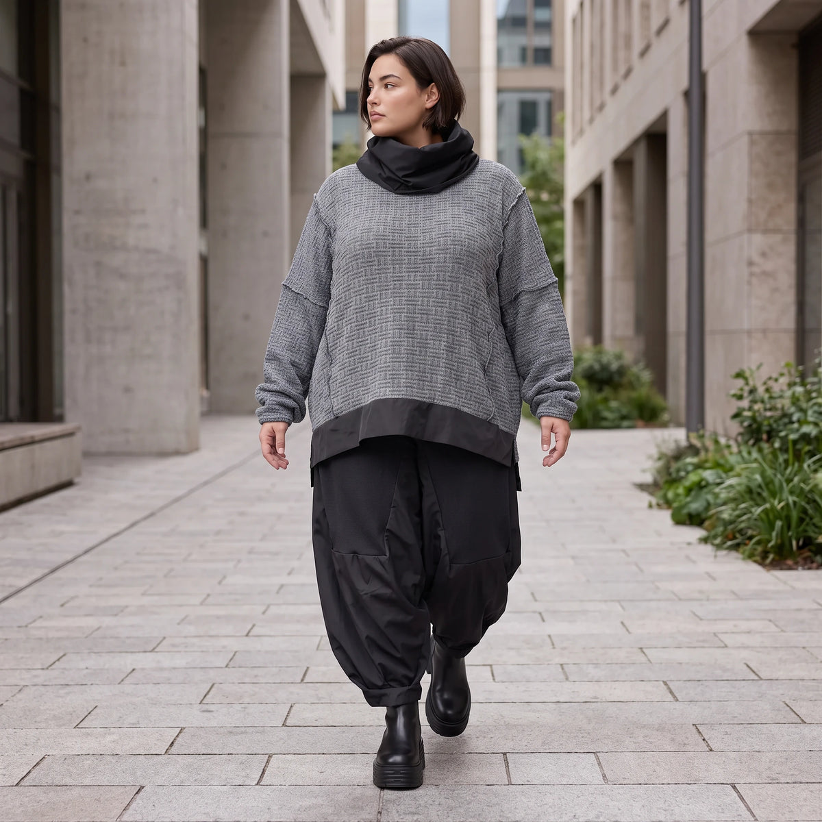Strickshirt mit Rollkragen und Vokuhilasaum aus weichem Stretchstrick mit Seitenschlitze