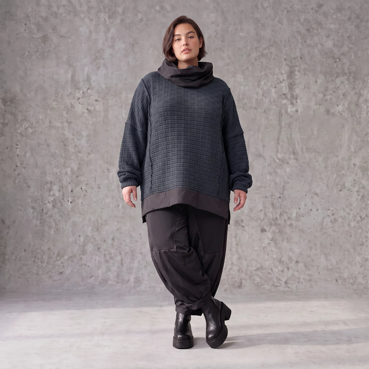 Strickpullover in Marine mit Rollkragen vorne kurz hinten lang und seitlichen Schlitzen