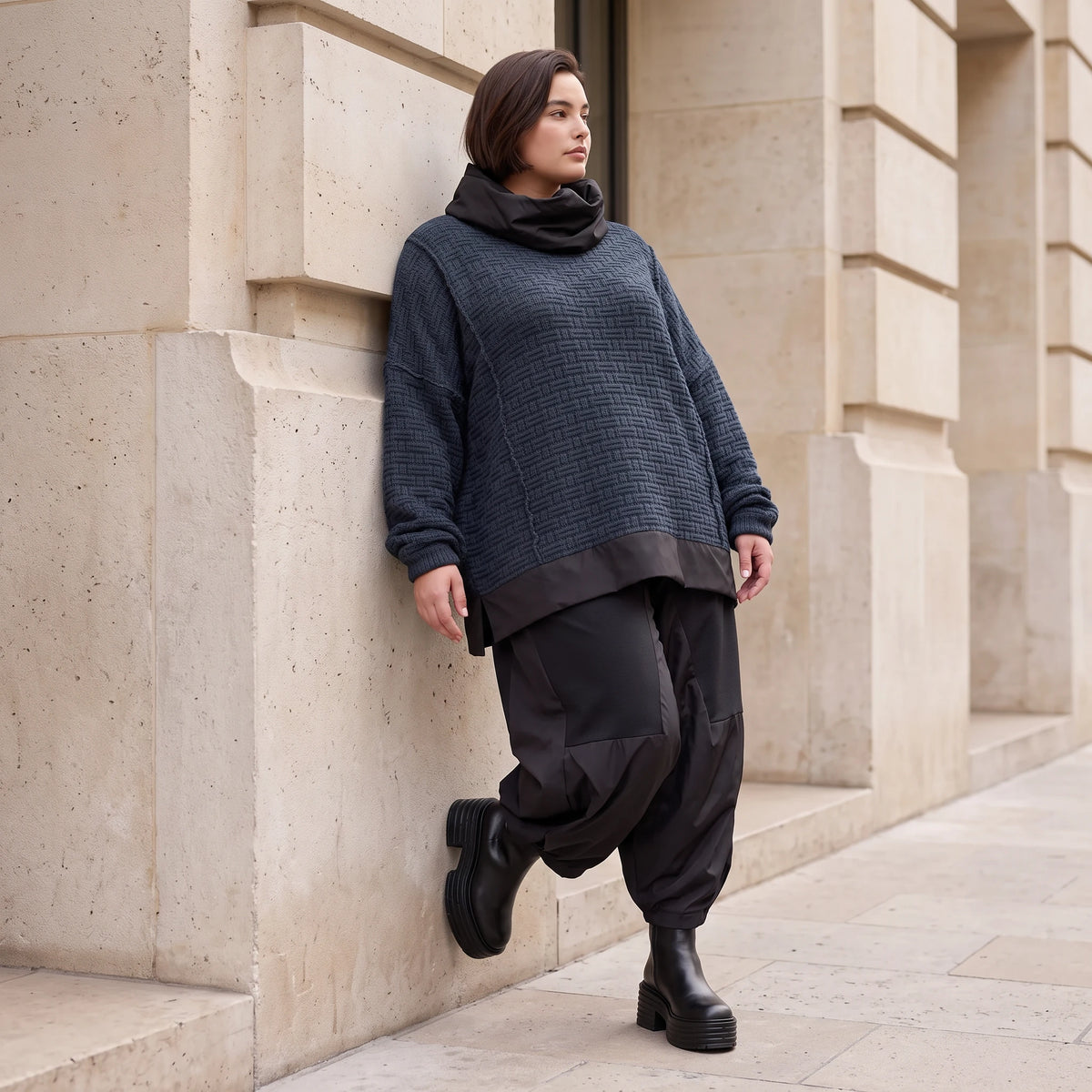 Strickpullover in Marine mit Rollkragen vorne kurz hinten lang und seitlichen Schlitzen