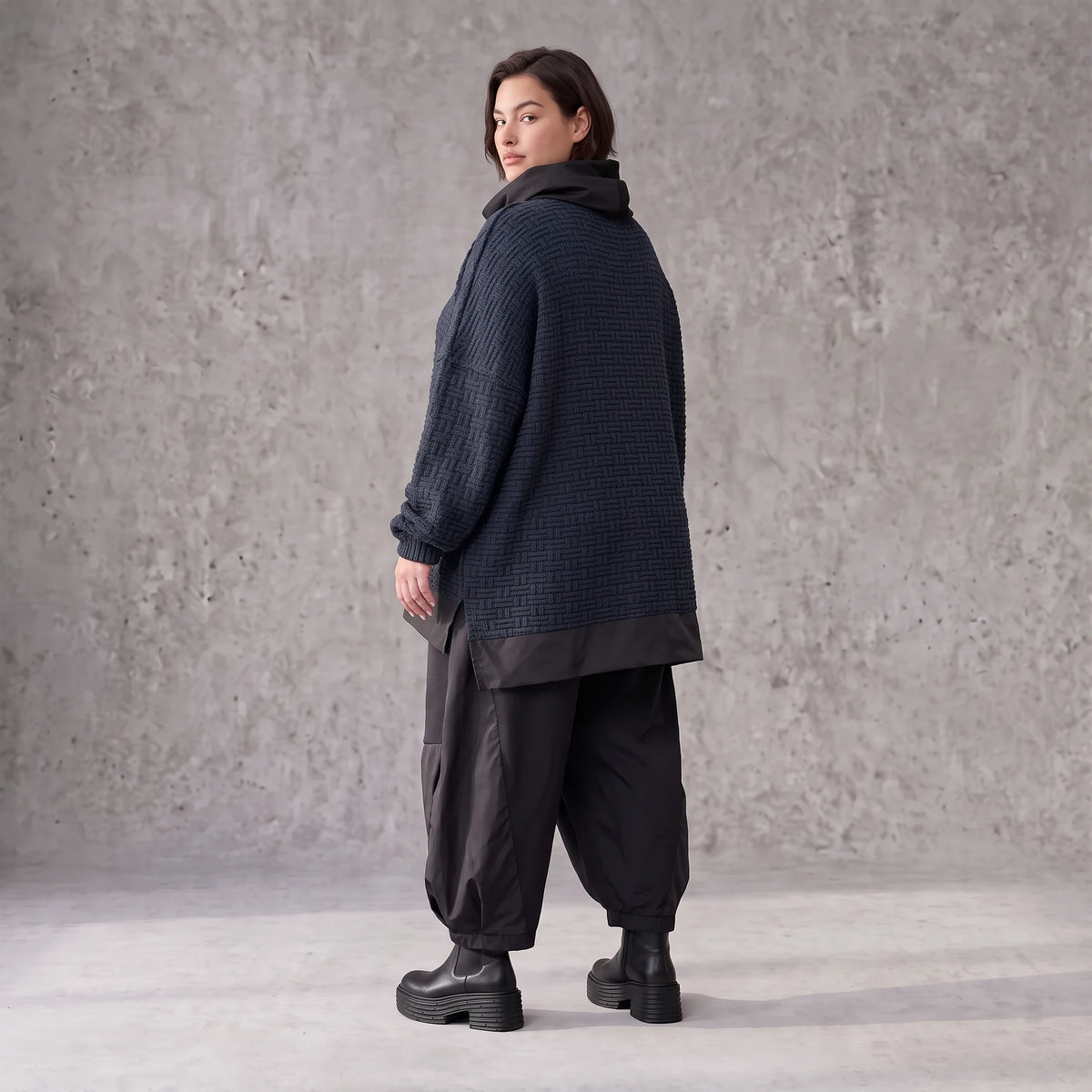 Strickpullover in Marine mit Rollkragen vorne kurz hinten lang und seitlichen Schlitzen