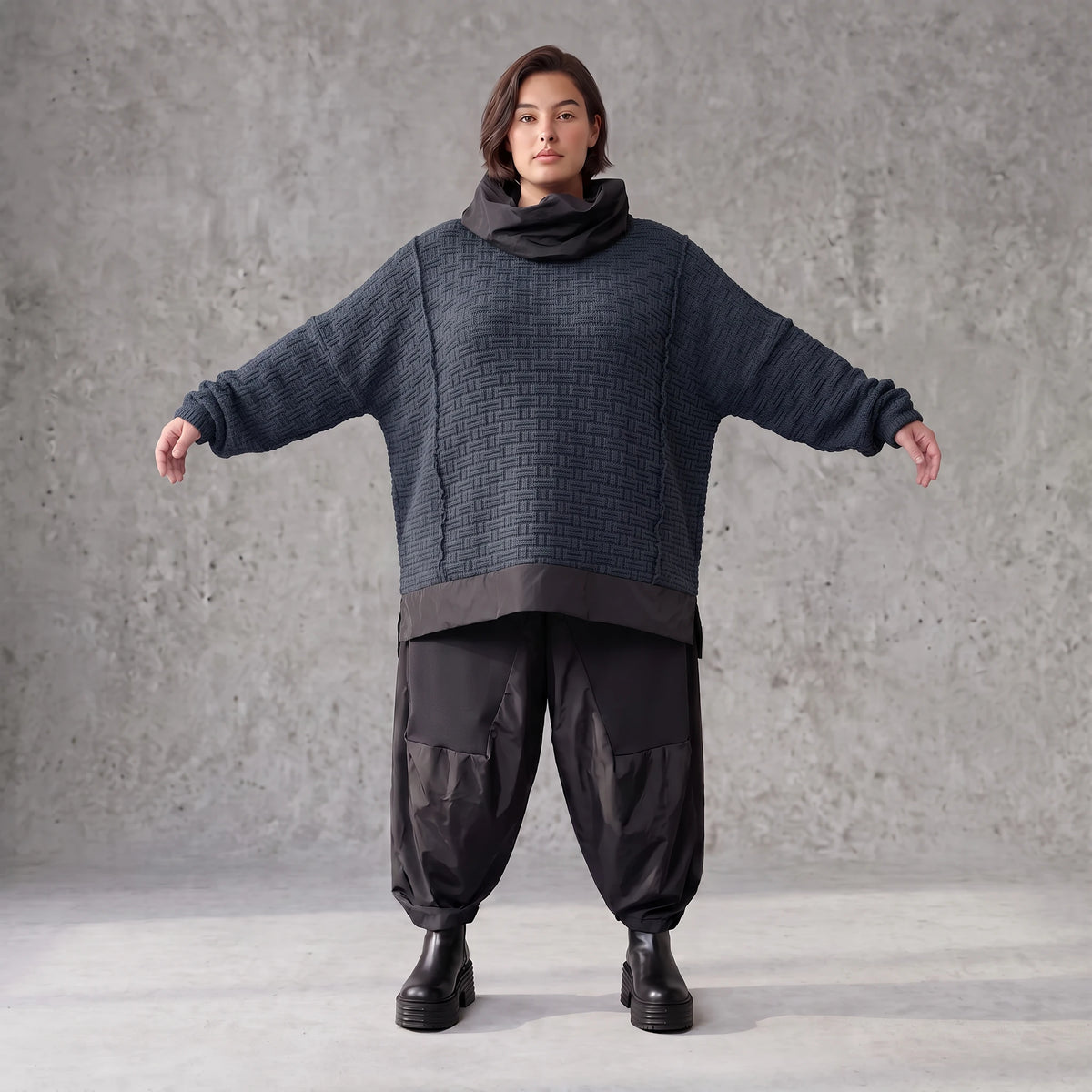 Strickpullover in Marine mit Rollkragen vorne kurz hinten lang und seitlichen Schlitzen
