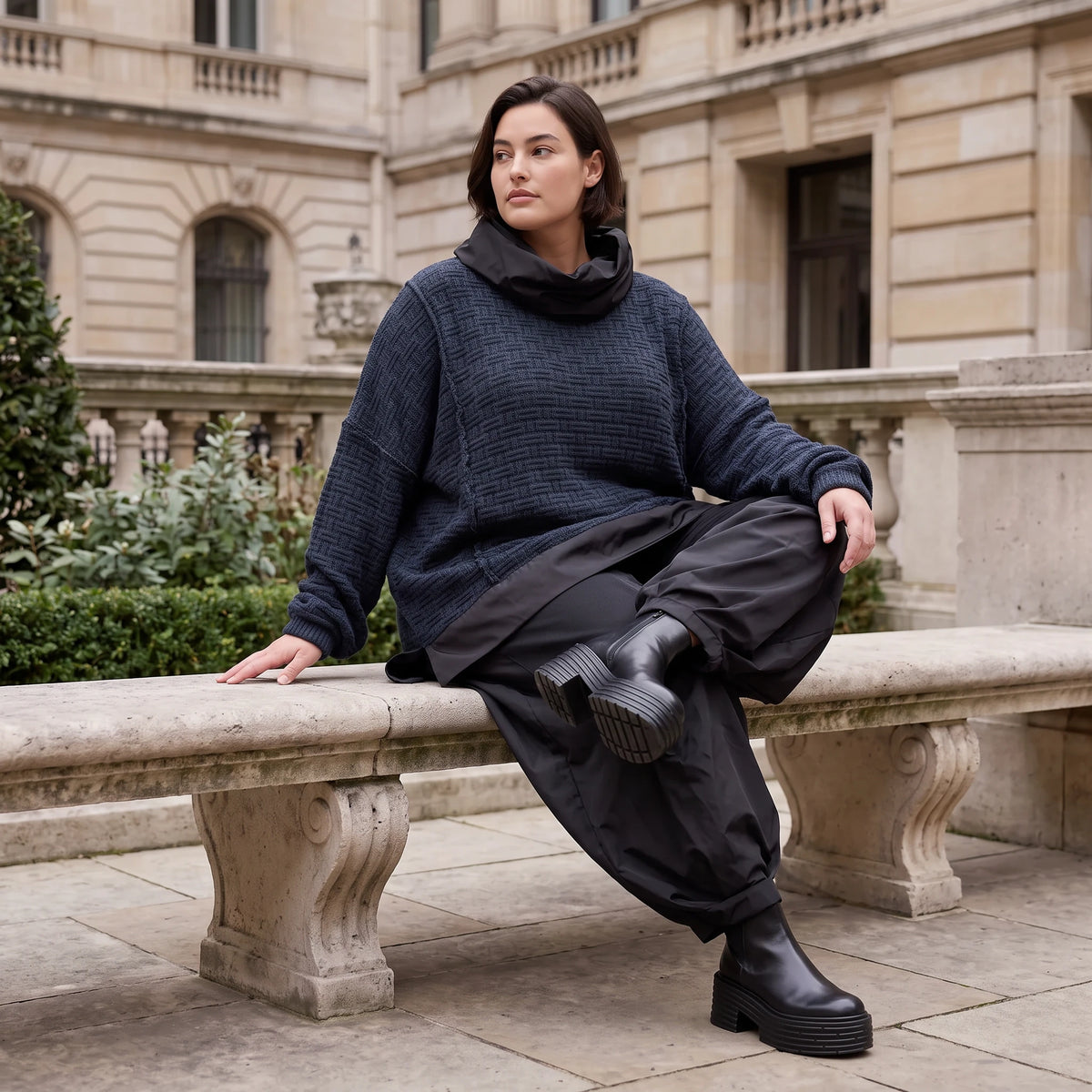Strickpullover in Marine mit Rollkragen vorne kurz hinten lang und seitlichen Schlitzen