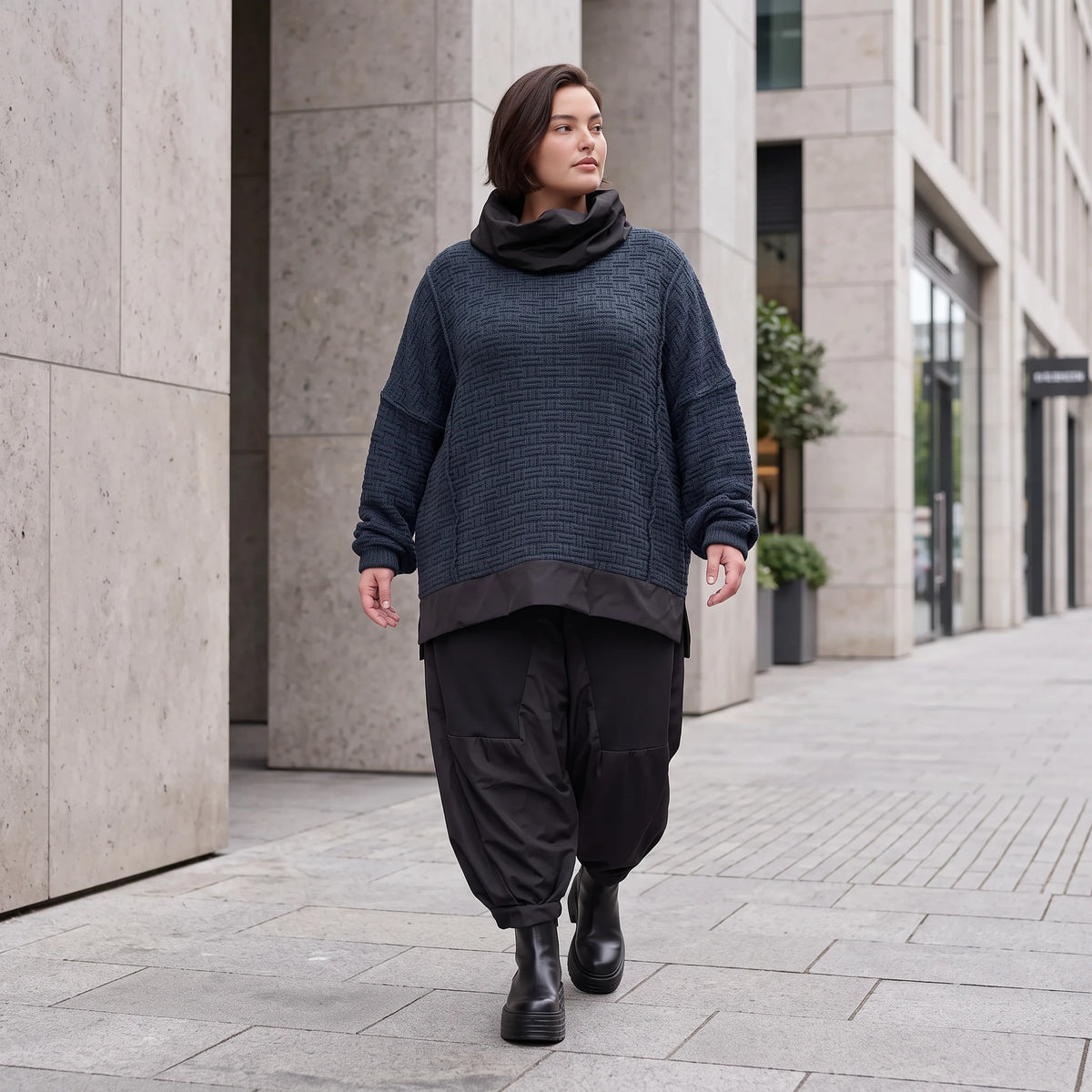 Strickpullover in Marine mit Rollkragen vorne kurz hinten lang und seitlichen Schlitzen