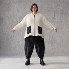Cremefarbene Strickjacke in A-Form mit Reißverschluss Taschen und weichem Stretchstrick